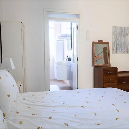 Beautiful, Spacious In Central דירה *