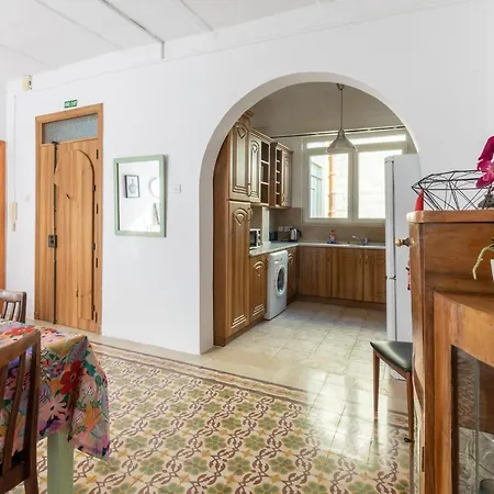 Beautiful, Spacious In Central ואלטה